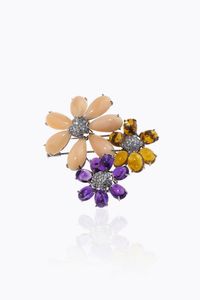 SPILLA - Peso gr 20 9 cm 5x6 in oro bianco  composta da tre fiori con petali in corallo rosa secundum taglio cabochon;  [..]