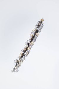BRACCIALE - Lunghezza cm 19 in oro giallo ed argento brunito  composto da perle multicolor di acqua dolce nei toni del rosa  [..]