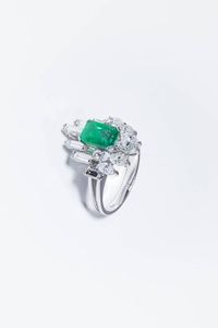 ANELLO - Peso gr 5 6 Misura 15 (55) in oro bianco  anni '60  al centro smeraldo taglio ottagonale a gradini di ct 2 0 ca  [..]