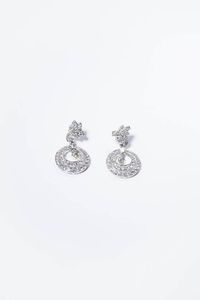 COPPIA DI ORECCHINI - Peso gr 9 3 in oro bianco  pendenti  con cerchi in diamanti taglio brillante per totali ct 2 30  probabile colore  [..]