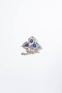 SPILLA - Peso gr 7 6 in oro rosa a bassa caratura ed argento  XIX secolo  a forma di trifoglio  con rosette e diamanti  [..]