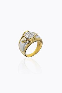 ANELLO - Peso gr 12 8 Misura 14 (54) in oro giallo e bianco  al centro ovale in pav di  diamanti taglio brillante per  [..]