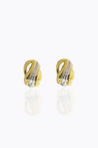 COPPIA DI ORECCHINI - Peso gr 13 2 in oro giallo e bianco  a voluta  con fila di diamanti taglio brillante per totali ct 0 15 ca.