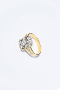 ANELLO - Peso gr 4 0 Misura 22 (62) in oro giallo  sommit in oro bianco  con diamanti taglio brillante e rosette per totali  [..]