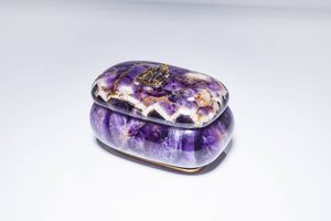 FABERGE' - Cm 6x7x10 5 Rarissima scatola ricavata da un geode di ametista. Marcata Karl Faberg  56 Zolotnik  maestro orafo  [..]