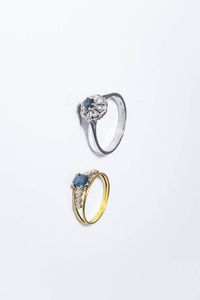 LOTTO DI DUE ANELLI - -in oro bianco con zaffiro centrale taglio rotondo e piccoli diamanti taglio 8/8. Peso gr 3 3. Misura 17 (57)  [..]