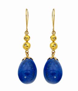 COPPIA DI ORECCHINI - Peso gr 11 8 pendenti  in oro giallo  ad amo  con gocce di lapislazzuli e piccoli diamanti taglio 8/8.