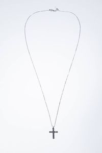 CATENA CON CIONDOLO - Peso gr 3 3 in oro bianco  a forma di croce  con diamanti neri per totali ct 0 50 ca.