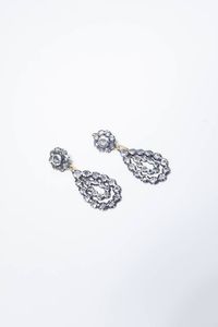 COPPIA DI ORECCHINI - Peso gr 10 9 in oro a bassa caratura ed argento  XVIII secolo  con gocce in rosette di diamanti per totali ct  [..]