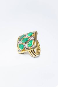ANELLO - Peso gr 22 6 Misura 11 (51) in oro giallo  sommit quadrata  con al centro cinque smeraldi taglio a goccia per  [..]