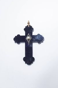 CIONDOLO - Peso gr 16 1 Cm 7x5 XIX secolo  a forma di croce  in onice; gancio in oro; al centro decoro con perlina e rose [..]