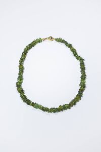 GIROCOLLO - Lunghezza cm 48 composta da pepite di peridoto. Chiusura a sfera in argento dorato.