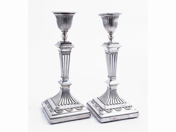 Coppia di candelieri in metallo argentato  - Asta Una casa fiorentina. Tra tradizione e modernit L'argenteria - I  - Associazione Nazionale - Case d'Asta italiane