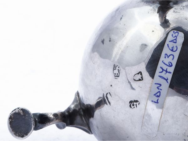 Piccola caffettiera solitaire in argento, Londra 1763  - Asta Una casa fiorentina. Tra tradizione e modernit L'argenteria - I  - Associazione Nazionale - Case d'Asta italiane