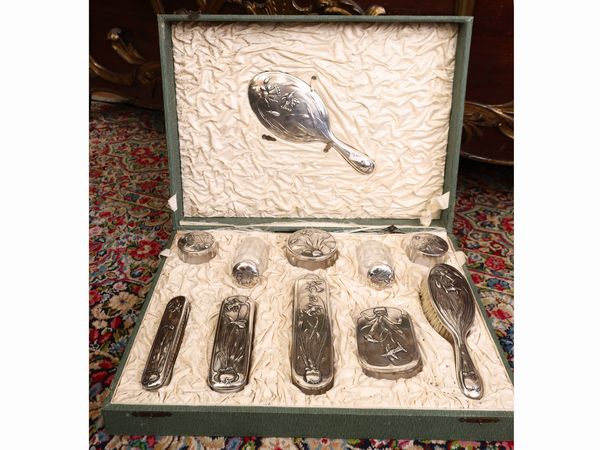 Set da toilette di gusto Art Nouveau  - Asta Una casa fiorentina. Tra tradizione e modernit L'argenteria - I  - Associazione Nazionale - Case d'Asta italiane