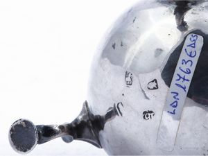 Piccola caffettiera solitaire in argento, Londra 1763  - Asta Una casa fiorentina. Tra tradizione e modernit L'argenteria - I  - Associazione Nazionale - Case d'Asta italiane