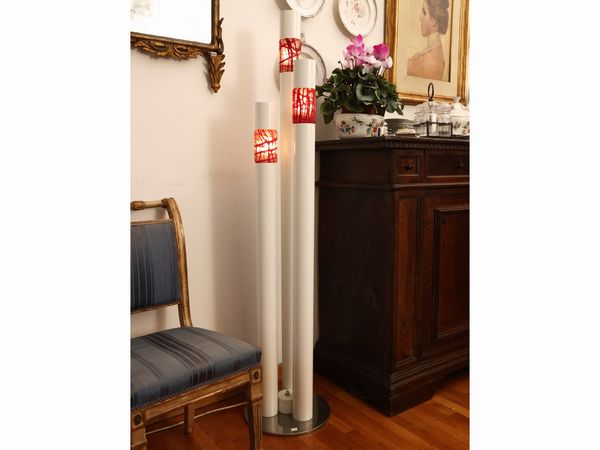 Lampada da terra in metallo satinato bianco, Esperia  - Asta 	 Una casa fiorentina. Tra tradizione e modernit Arte moderna e contemporanea Raccolta di dipinti moderni e Design - II  - Associazione Nazionale - Case d'Asta italiane