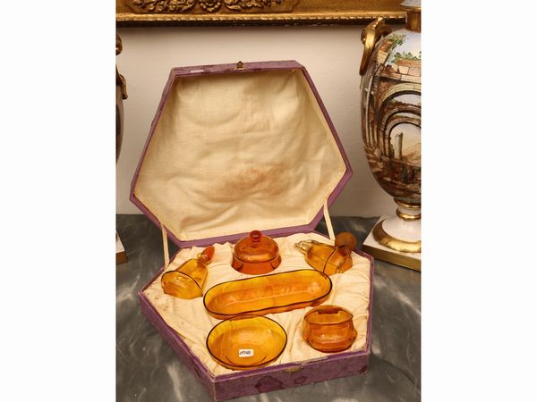 Set da toilette in vetro soffiato color ambra  - Asta Una casa fiorentina. Tra tradizione e modernit Le collezioni, i dipinti, gli arredi - III  - Associazione Nazionale - Case d'Asta italiane