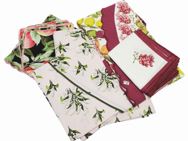 Quattro tovaglie da giardino in cotone stampato  - Asta Una casa fiorentina. Tra tradizione e modernit Le collezioni, i dipinti, gli arredi - III  - Associazione Nazionale - Case d'Asta italiane