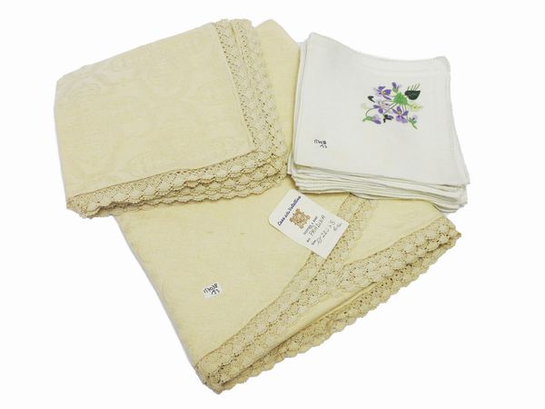 Tovaglia rotonda tessuta a mano in misto lino e cotone damascato color crema, Casa della Valtellina  - Asta Una casa fiorentina. Tra tradizione e modernit Le collezioni, i dipinti, gli arredi - III  - Associazione Nazionale - Case d'Asta italiane