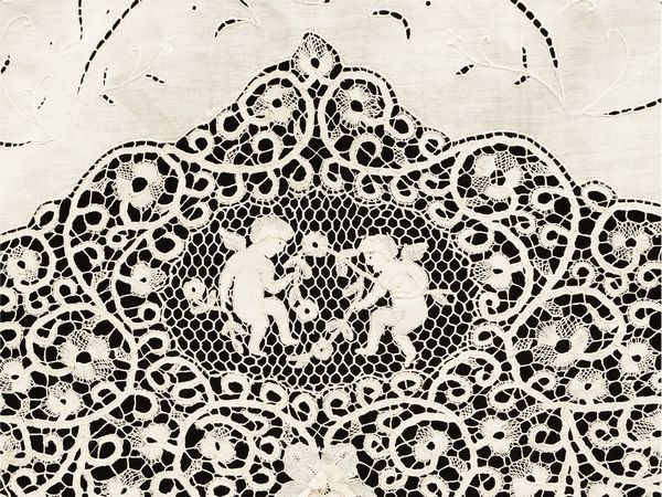 Importante tovaglia in merletto veneziano color ecr  - Asta Una casa fiorentina. Tra tradizione e modernit Le collezioni, i dipinti, gli arredi - III  - Associazione Nazionale - Case d'Asta italiane