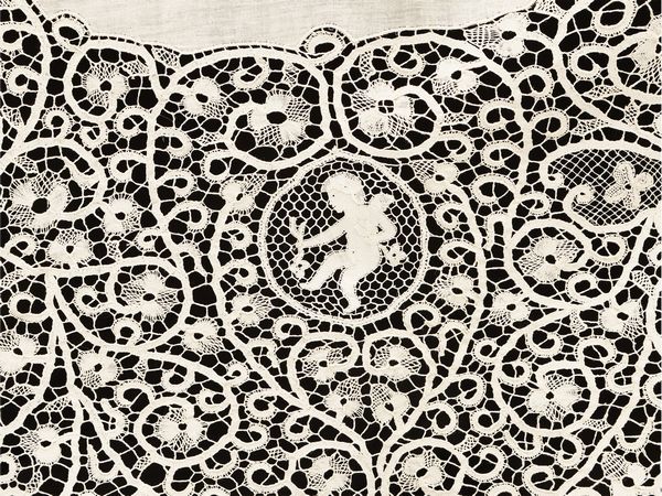 Importante tovaglia in merletto veneziano color ecr  - Asta Una casa fiorentina. Tra tradizione e modernit Le collezioni, i dipinti, gli arredi - III  - Associazione Nazionale - Case d'Asta italiane