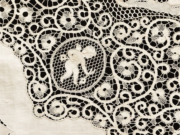 Importante tovaglia in merletto veneziano color ecr  - Asta Una casa fiorentina. Tra tradizione e modernit Le collezioni, i dipinti, gli arredi - III  - Associazione Nazionale - Case d'Asta italiane