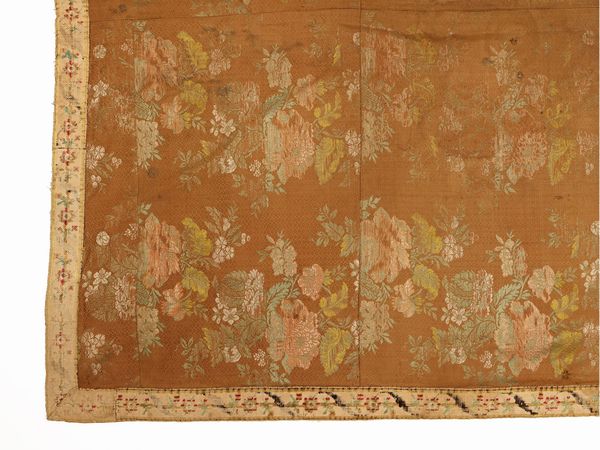 Grande paliotto in broccato di seta, XVIII secolo  - Asta Una casa fiorentina. Tra tradizione e modernit Le collezioni, i dipinti, gli arredi - III  - Associazione Nazionale - Case d'Asta italiane