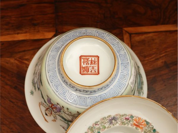 Coppia di ciotole in porcellana con decoro a smalti policromi  - Asta Una casa fiorentina. Tra tradizione e modernit Le collezioni, i dipinti, gli arredi - III  - Associazione Nazionale - Case d'Asta italiane