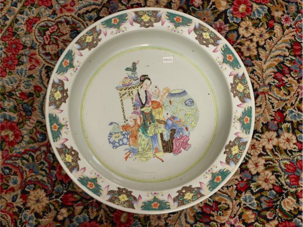 Grande bacile in porcellana con deocro a smalti policromi  - Asta Una casa fiorentina. Tra tradizione e modernit Le collezioni, i dipinti, gli arredi - III  - Associazione Nazionale - Case d'Asta italiane