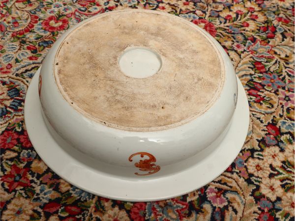 Grande bacile in porcellana con deocro a smalti policromi  - Asta Una casa fiorentina. Tra tradizione e modernit Le collezioni, i dipinti, gli arredi - III  - Associazione Nazionale - Case d'Asta italiane