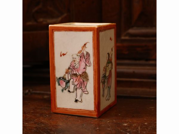 Piccolo vaso con decoro a smalti policromi  - Asta Una casa fiorentina. Tra tradizione e modernit Le collezioni, i dipinti, gli arredi - III  - Associazione Nazionale - Case d'Asta italiane