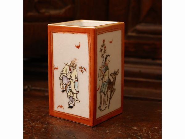 Piccolo vaso con decoro a smalti policromi  - Asta Una casa fiorentina. Tra tradizione e modernit Le collezioni, i dipinti, gli arredi - III  - Associazione Nazionale - Case d'Asta italiane