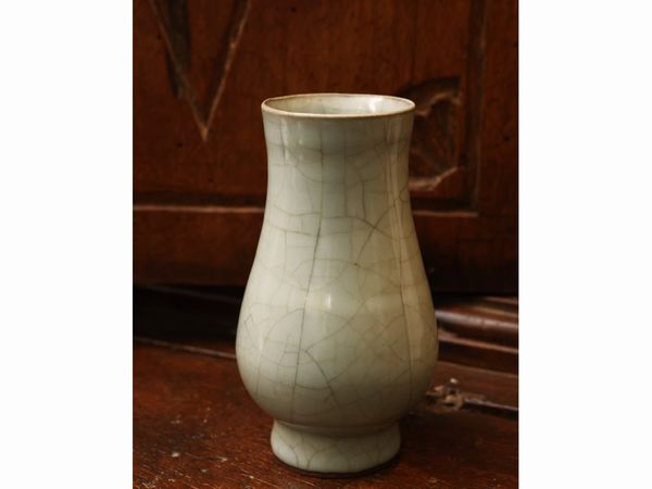 Piccolo vaso in ceramica con invetriatura Cladon di tipo Guan  - Asta Una casa fiorentina. Tra tradizione e modernit Le collezioni, i dipinti, gli arredi - III  - Associazione Nazionale - Case d'Asta italiane