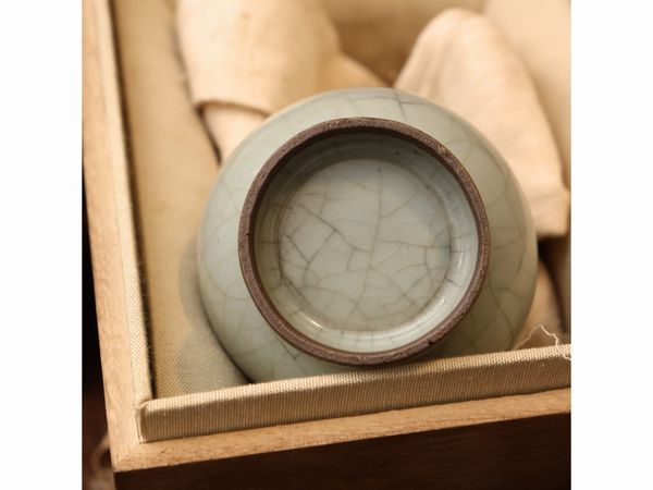Piccolo vaso in ceramica con invetriatura Cladon di tipo Guan  - Asta Una casa fiorentina. Tra tradizione e modernit Le collezioni, i dipinti, gli arredi - III  - Associazione Nazionale - Case d'Asta italiane