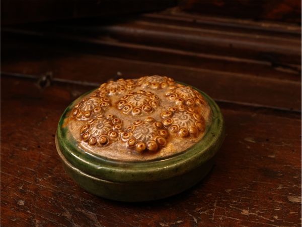 Scatola con coperchio in ceramica invetriata  - Asta Una casa fiorentina. Tra tradizione e modernit Le collezioni, i dipinti, gli arredi - III  - Associazione Nazionale - Case d'Asta italiane