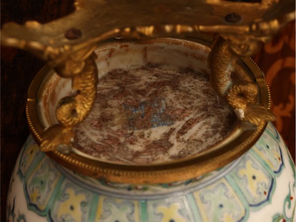 Vaso a bottiglia in porcellana  - Asta Una casa fiorentina. Tra tradizione e modernit Le collezioni, i dipinti, gli arredi - III  - Associazione Nazionale - Case d'Asta italiane