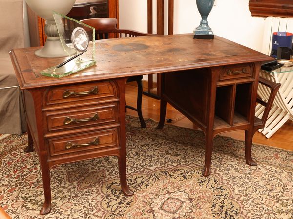 Scrivania a banco da centro in noce, Art Nouveau  - Asta Una casa fiorentina. Tra tradizione e modernit Le collezioni, i dipinti, gli arredi - III  - Associazione Nazionale - Case d'Asta italiane