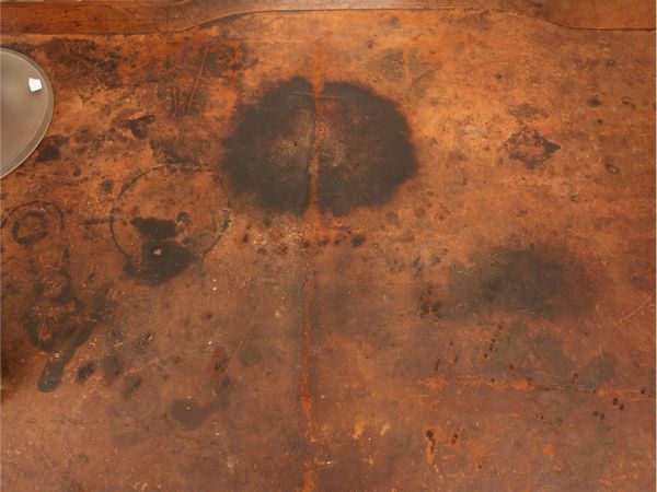 Scrivania a banco da centro in noce, Art Nouveau  - Asta Una casa fiorentina. Tra tradizione e modernit Le collezioni, i dipinti, gli arredi - III  - Associazione Nazionale - Case d'Asta italiane