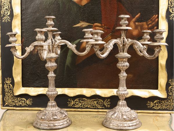 Coppia di candelabri in metallo argentato  - Asta Una casa fiorentina. Tra tradizione e modernit Le collezioni, i dipinti, gli arredi - III  - Associazione Nazionale - Case d'Asta italiane