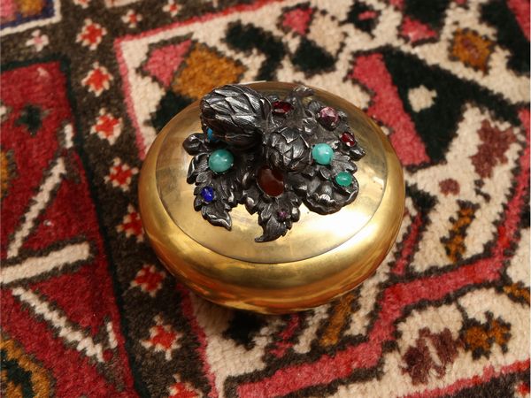 Scatola globulare in metallo dorato e argentato  - Asta Una casa fiorentina. Tra tradizione e modernit Le collezioni, i dipinti, gli arredi - III  - Associazione Nazionale - Case d'Asta italiane