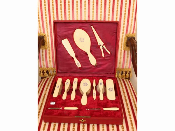 Set da toilette in bachelite  - Asta Una casa fiorentina. Tra tradizione e modernit Le collezioni, i dipinti, gli arredi - III  - Associazione Nazionale - Case d'Asta italiane