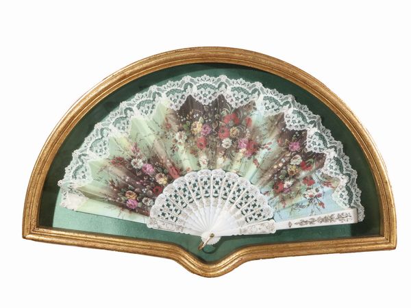 Tre ventagli decorativi  - Asta Una casa fiorentina. Tra tradizione e modernit Le collezioni, i dipinti, gli arredi - III  - Associazione Nazionale - Case d'Asta italiane