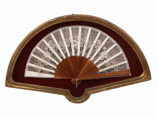 Tre ventagli decorativi  - Asta Una casa fiorentina. Tra tradizione e modernit Le collezioni, i dipinti, gli arredi - III  - Associazione Nazionale - Case d'Asta italiane