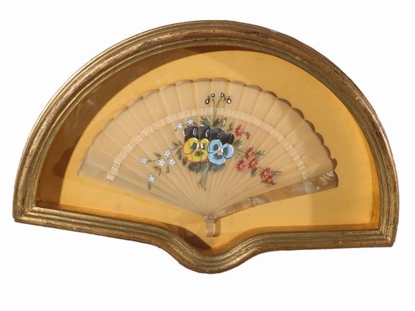 Tre ventagli decorativi  - Asta Una casa fiorentina. Tra tradizione e modernit Le collezioni, i dipinti, gli arredi - III  - Associazione Nazionale - Case d'Asta italiane