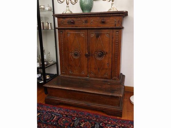 Inginocchiatoio in noce  - Asta Una casa fiorentina. Tra tradizione e modernit Le collezioni, i dipinti, gli arredi - III  - Associazione Nazionale - Case d'Asta italiane