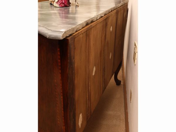 Cassettone a balestra impiallacciato in noce ed altre essenze  - Asta Una casa fiorentina. Tra tradizione e modernit Le collezioni, i dipinti, gli arredi - III  - Associazione Nazionale - Case d'Asta italiane