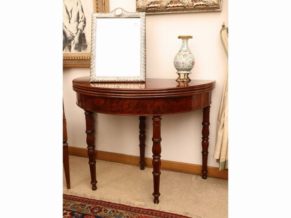 Tavolino da gioco a libro in mogano  - Asta Una casa fiorentina. Tra tradizione e modernit Le collezioni, i dipinti, gli arredi - III  - Associazione Nazionale - Case d'Asta italiane