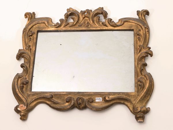 Coppia di piccole specchiere con cornici in legno intagliato e dorato  - Asta Una casa fiorentina. Tra tradizione e modernit Le collezioni, i dipinti, gli arredi - III  - Associazione Nazionale - Case d'Asta italiane