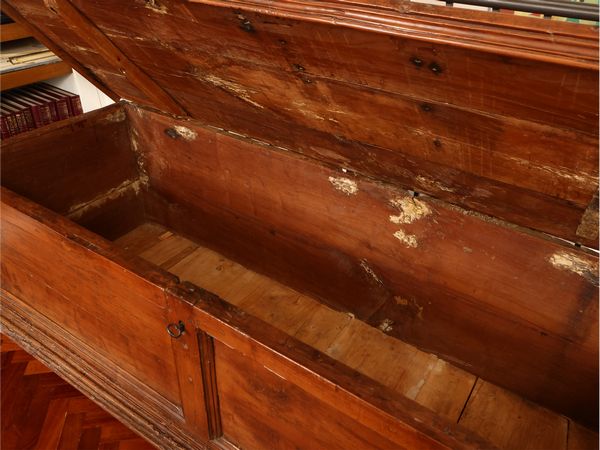 Cassapanca in noce  - Asta Una casa fiorentina. Tra tradizione e modernit Le collezioni, i dipinti, gli arredi - III  - Associazione Nazionale - Case d'Asta italiane